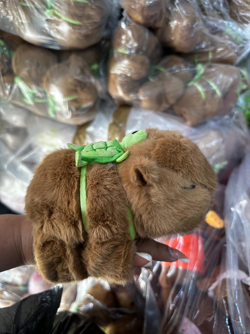 Capybara brazalete con música y mueve la colita